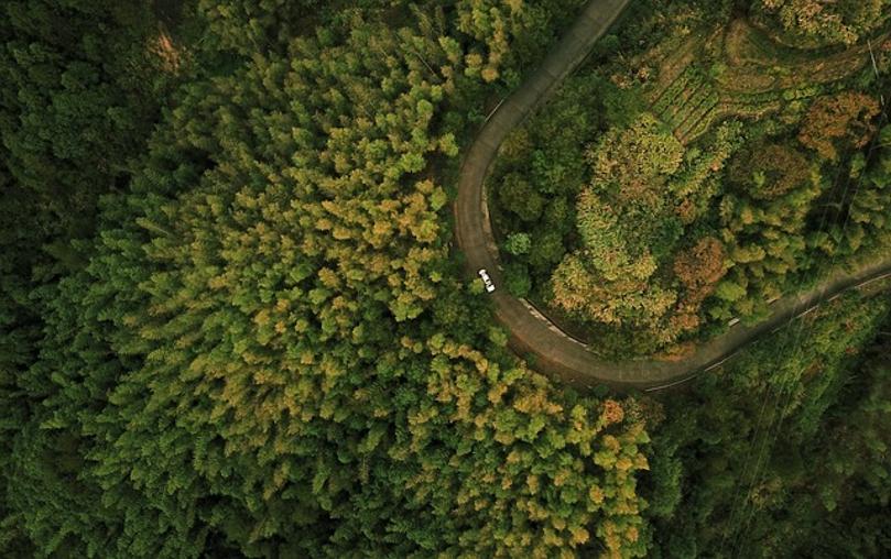 ¿A quién debo contactar para volar mi dron en California?